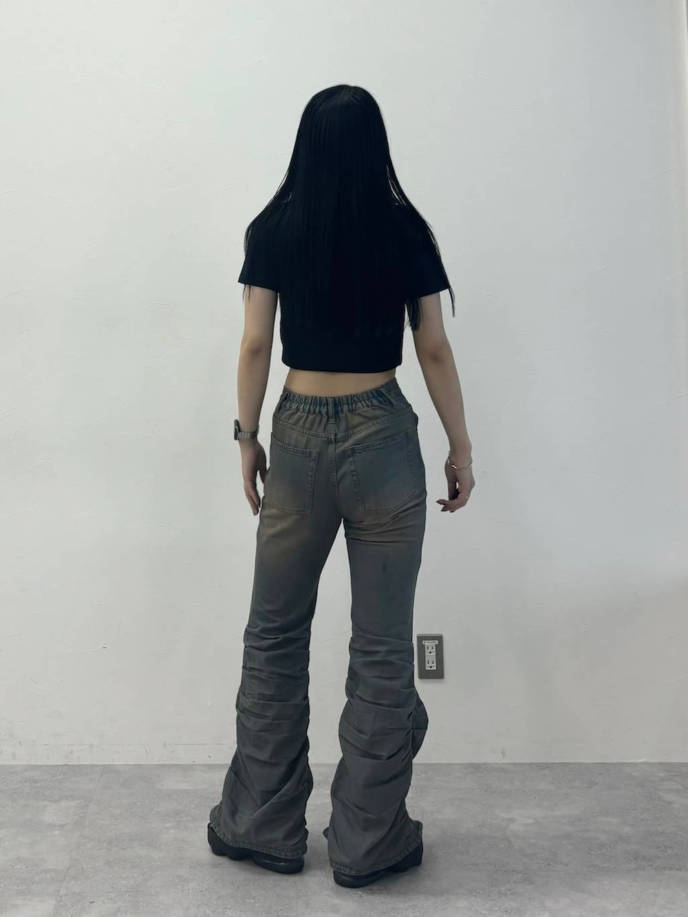 ブラック系のTシャツ/カットソー、ブルー系のデニムパンツを着用したレディースの夏コーディネートの3枚目の写真