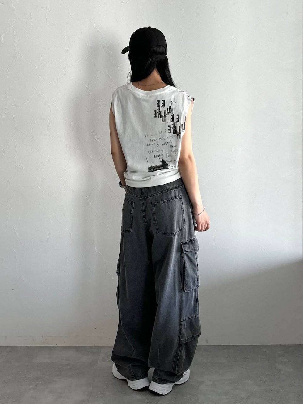 ブラック系のデニムパンツ、ホワイト系のTシャツ/カットソーを着用したレディースの春コーディネートの4枚目の写真