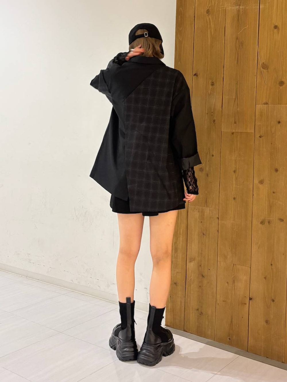 ブラック系のブーツ、ブラック系のその他パンツ、ブラック系のテーラードジャケットを着用したレディースの夏コーディネートの5枚目の写真