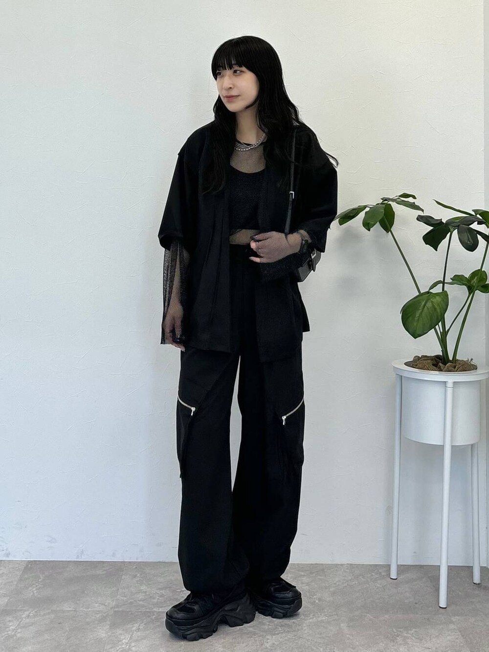 ブラック系のスニーカー、ブラック系のキャミソール、ブラック系のTシャツ/カットソーを着用したレディースの春コーディネートの6枚目の写真