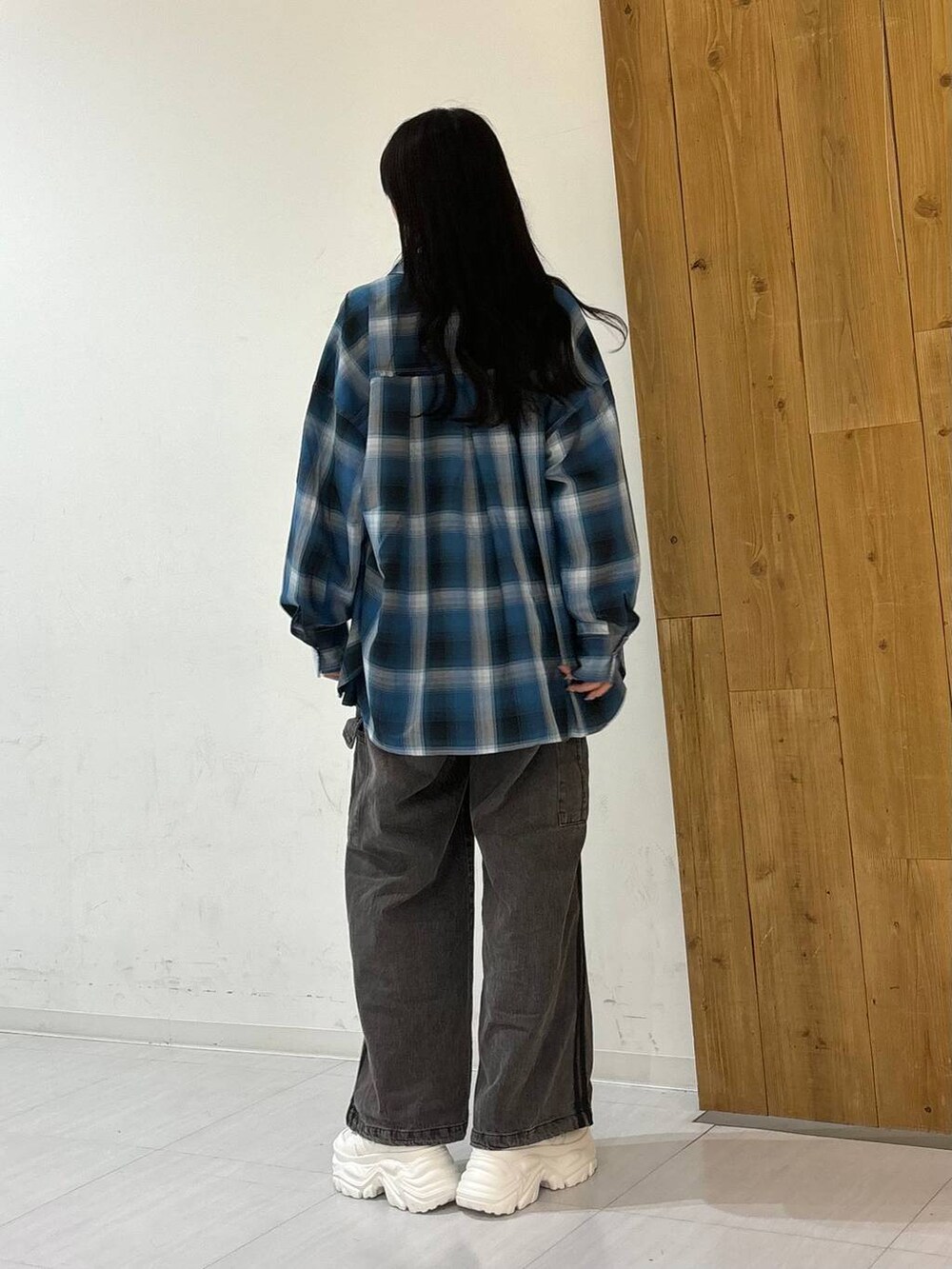 「高身長、体型カバー、着痩せ・細見え、春コーデ、モード、ストリート、カジュアル、PAGEBOY、PBLIM、骨格ウェーブ_PAGEBOY、エレガント_PAGEBOY、スニーカー、シャツ」｜「PAGEBOYのプラットチャンキースニーカー（スニーカー、ホワイト系）」を使った、ロビンさん（レディース・169cm）の秋コーディネートの4枚目の写真