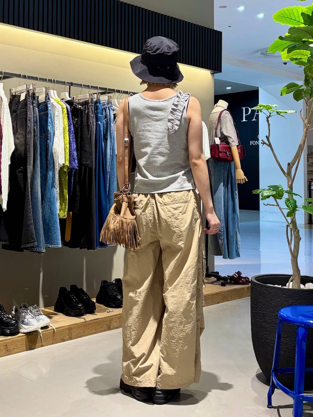 グレー系のタンクトップ、ベージュ系のカーゴパンツ、ブラック系のベルトを着用したレディースの夏コーディネートの6枚目の写真