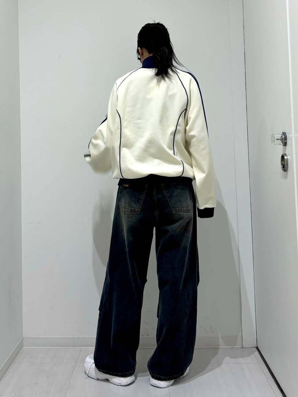 「体型カバー、高身長、カジュアル、PAGEBOY、PBLIM、骨格ウェーブ_PAGEBOY、エレガント_PAGEBOY、スニーカー、ユニセックス、着痩せ・細見え、モード、ストリート、春コーデ、デニムパンツ」｜「PBLIMのPBLIM/パイピングトラックジャケット（セットアップ、ホワイト系）」を使った、ロビンさん（レディース・168cm）の冬コーディネートの5枚目の写真