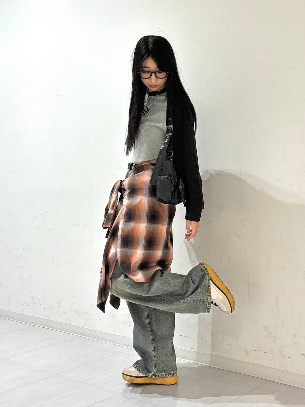 「シャツ、高身長、体型カバー、着痩せ・細見え、春コーデ、モード、ストリート、カジュアル、PAGEBOY、PBLIM、骨格ウェーブ_PAGEBOY、エレガント_PAGEBOY、チェック、デニムパンツ、ワイドパンツ」｜「PBLIMのPBLIM/ダメージデニム（デニムパンツ、ブルー系）」を使った、ロビンさん（レディース・169cm）の秋コーディネートの2枚目の写真