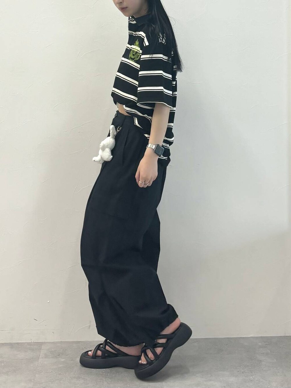 ブラック系のサンダル、ブラック系のその他パンツ、ブラック系のTシャツ/カットソーを着用したレディースの夏コーディネートの3枚目の写真