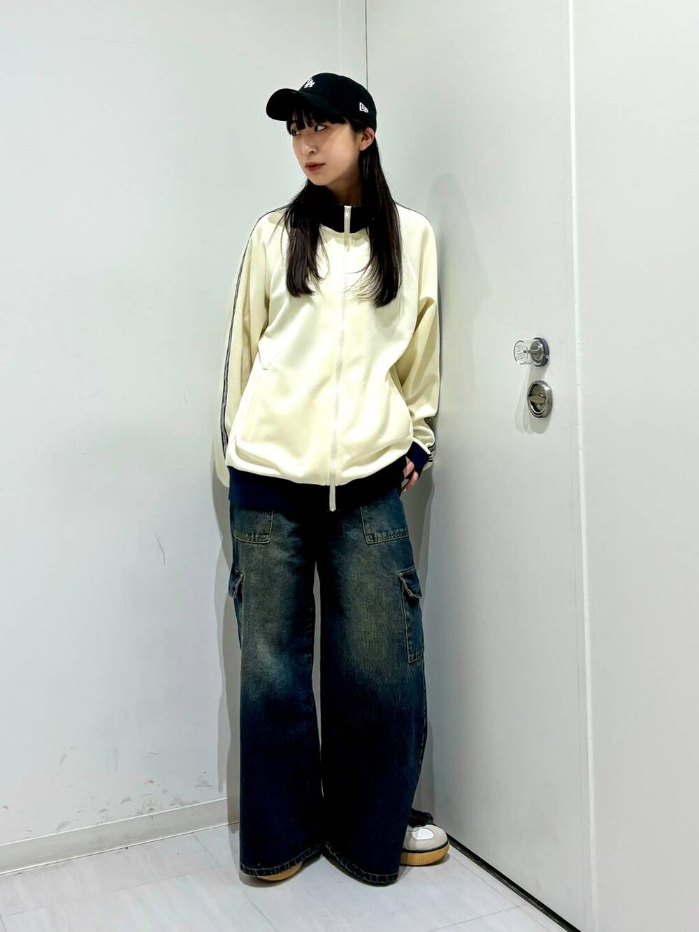 「高身長、体型カバー、着痩せ・細見え、秋コーデ、モード、ストリート、カジュアル、PAGEBOY、PAGEBOYLIM、骨格ウェーブ_PAGEBOY、エレガント_PAGEBOY、ユニセックス、メンズライク、冬コーデ、デニムパンツ」｜「PBLIMのPAGEBOYLIM/トラックジャケット（セットアップ、ホワイト系）」を使った、ロビンさん（レディース・168cm）の冬コーディネートの5枚目の写真