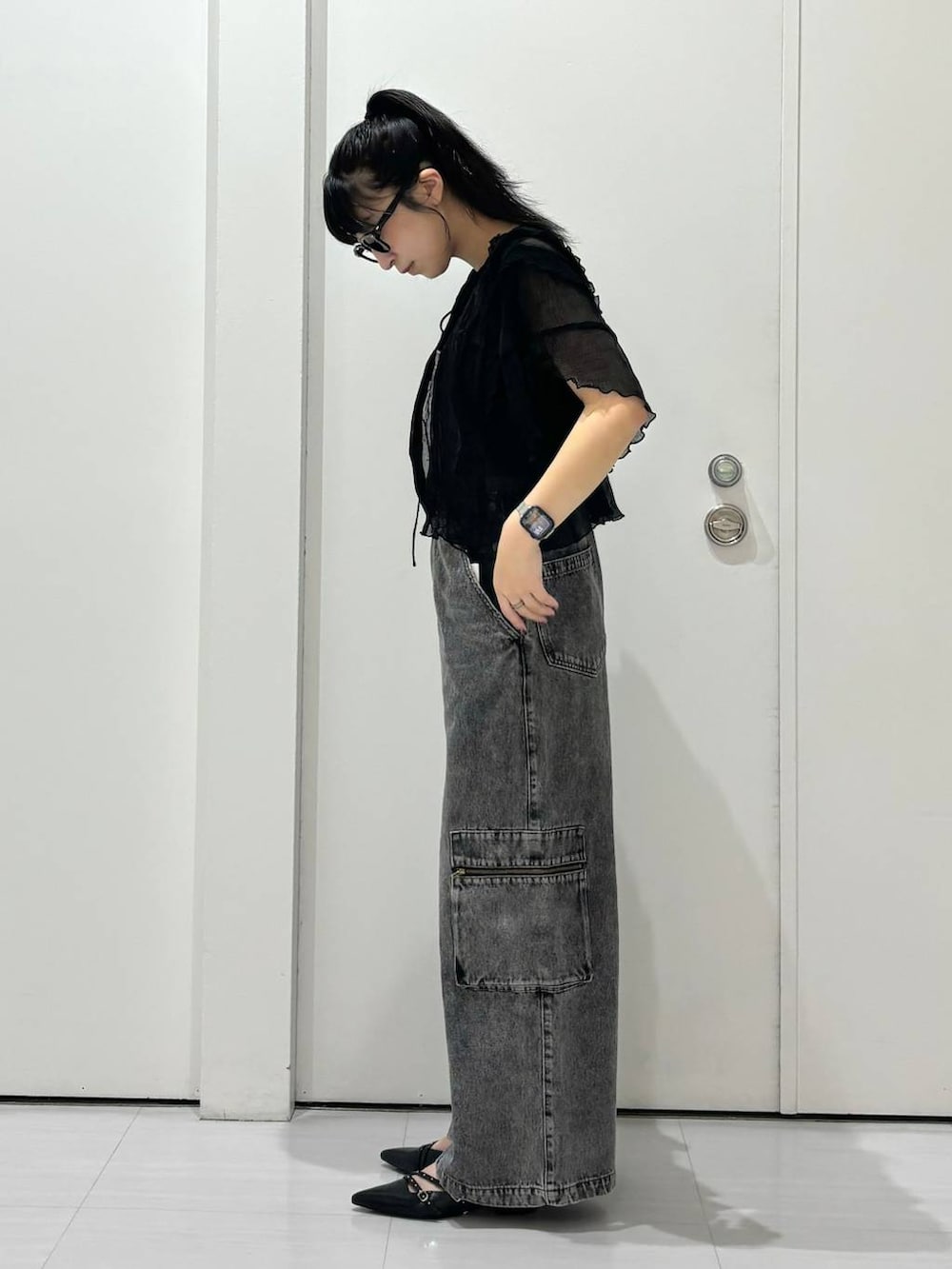 ブラック系のパンプス、ブラック系のサロペット/オーバーオール、ブラック系のシャツ/ブラウスを着用したレディースの夏コーディネートの3枚目の写真