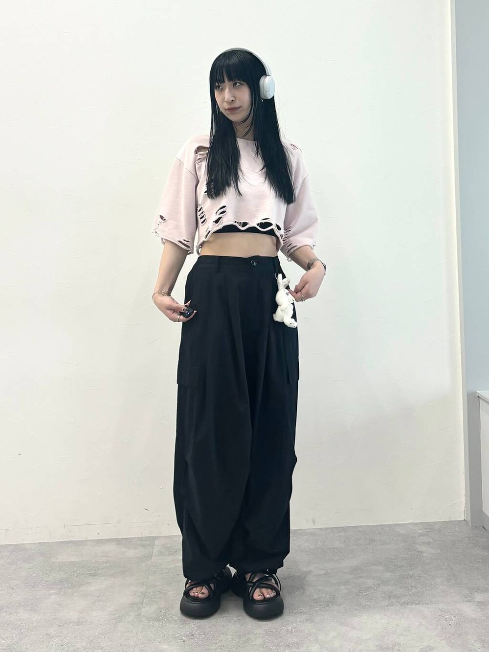 ブラック系のサンダル、ブラック系のその他パンツ、ピンク系のTシャツ/カットソーを着用したレディースの夏コーディネートの4枚目の写真