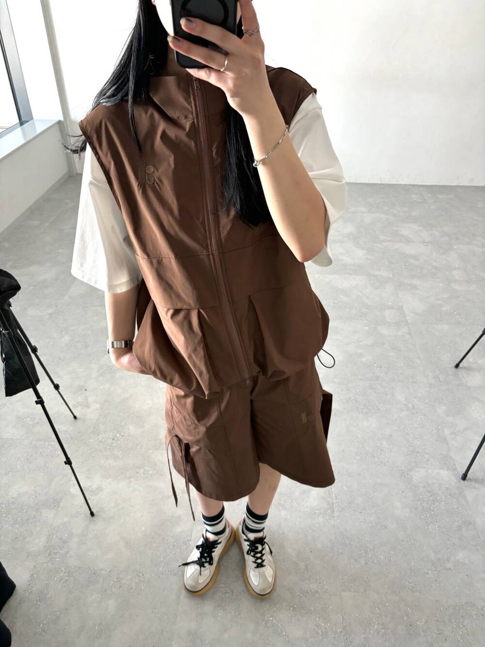 ホワイト系のTシャツ/カットソー、ブラウン系のベスト、ブラウン系のカーゴパンツを着用したレディースの夏コーディネートの5枚目の写真