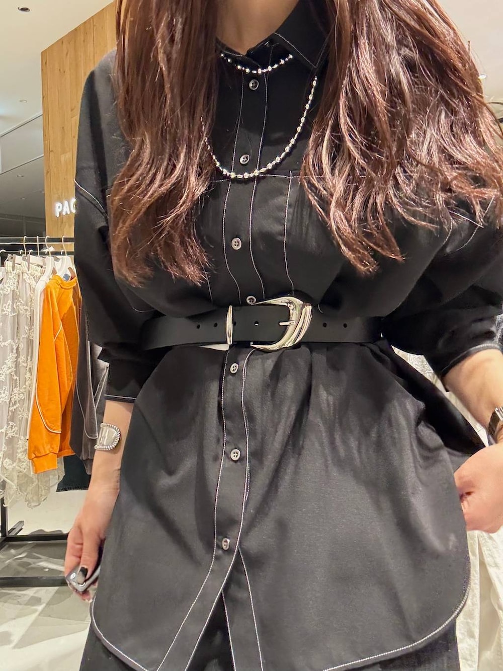 ブラック系のショルダーバッグ、ブラック系のスラックス、ブラック系のシャツ/ブラウスを着用したレディースの冬コーディネートの3枚目の写真