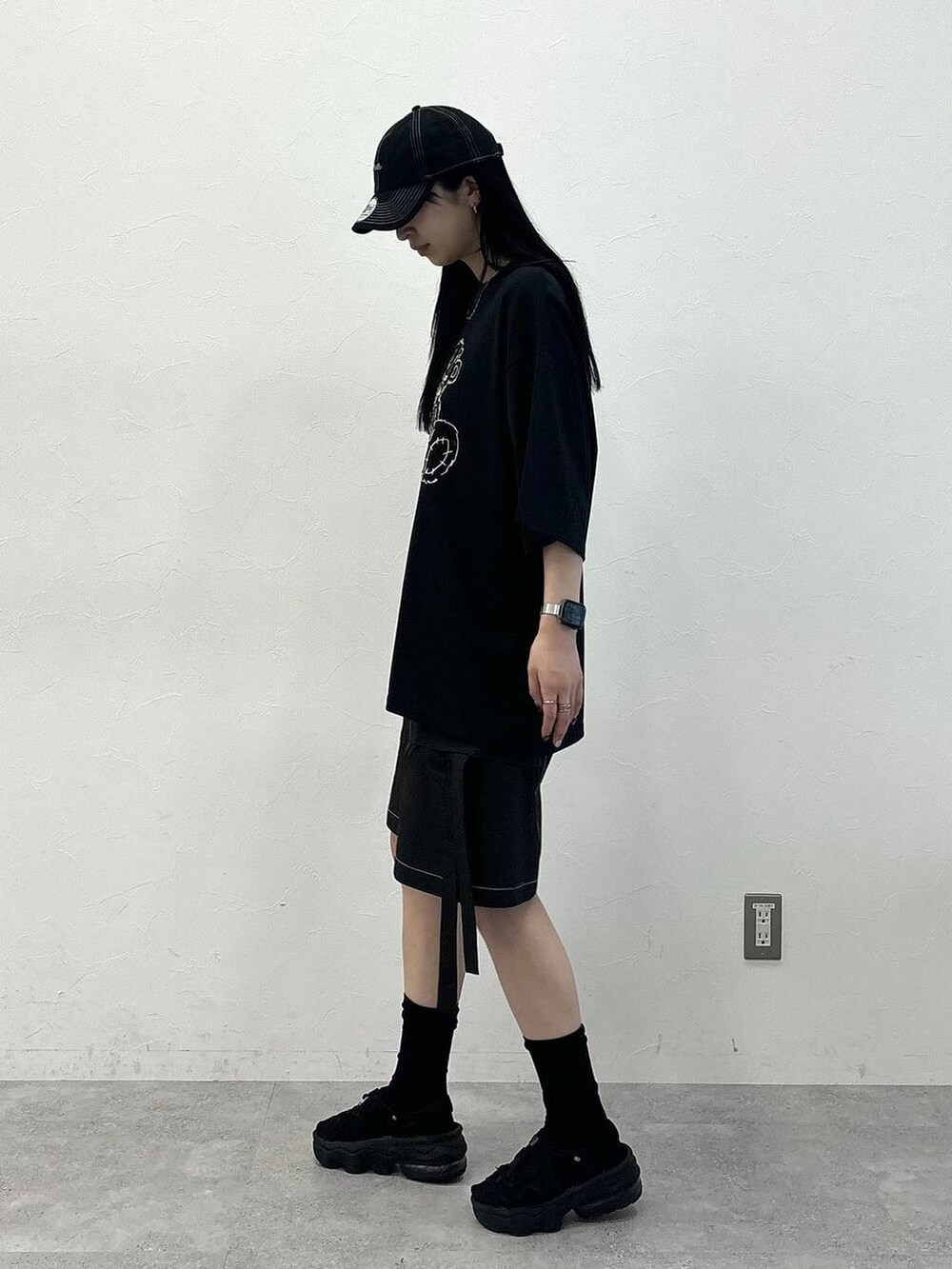 ブラック系のTシャツ/カットソー、ブラック系のカーゴパンツを着用したレディースの夏コーディネートの2枚目の写真