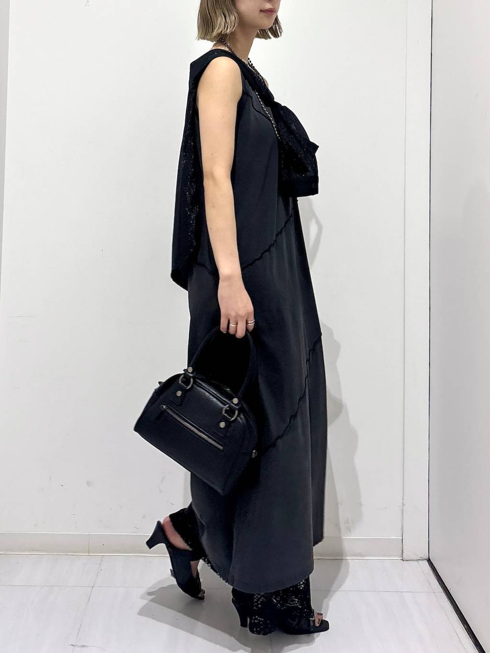 ブラック系のワンピース、ブラック系のサンダル、ブラック系のシャツ/ブラウスを着用したレディースの夏コーディネートの3枚目の写真