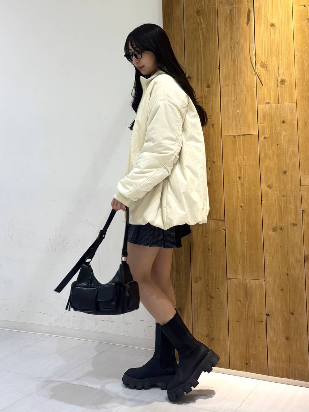 「ニット、MA-1、高身長、体型カバー、着痩せ・細見え、モード、ストリート、カジュアル、PAGEBOY、PBLIM、骨格ウェーブ_PAGEBOY、エレガント_PAGEBOY、アウター、冬コーデ、冬アウター」｜「PAGEBOYのアウトポケットBAG（ショルダーバッグ、ブラック系）」を使った、ロビンさん（レディース・169cm）の冬コーディネートの3枚目の写真