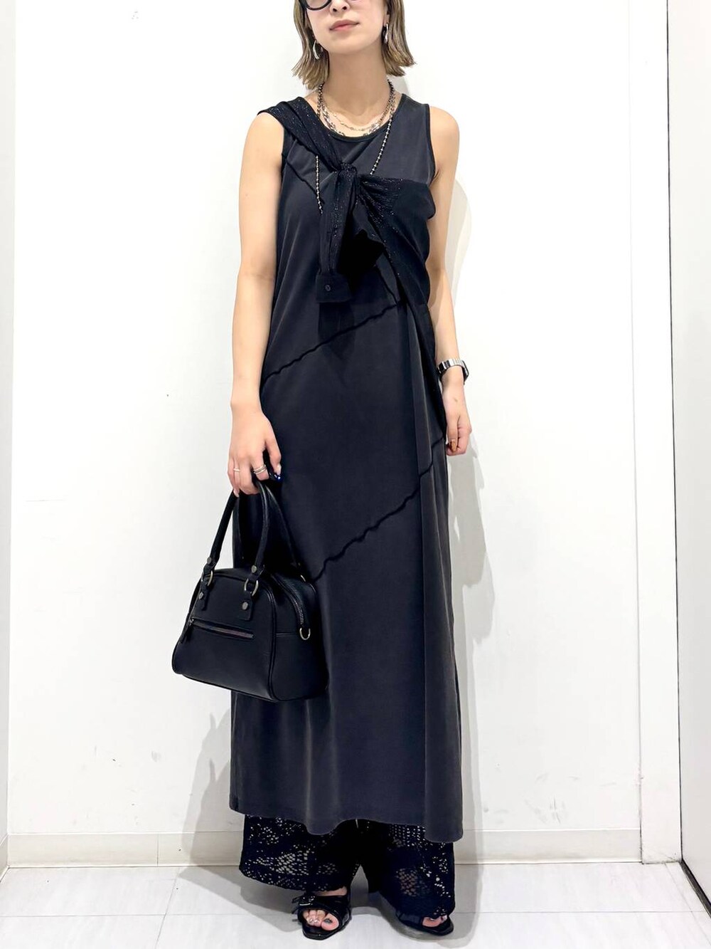 ブラック系のワンピース、ブラック系のサンダル、ブラック系のシャツ/ブラウスを着用したレディースの夏コーディネートの2枚目の写真