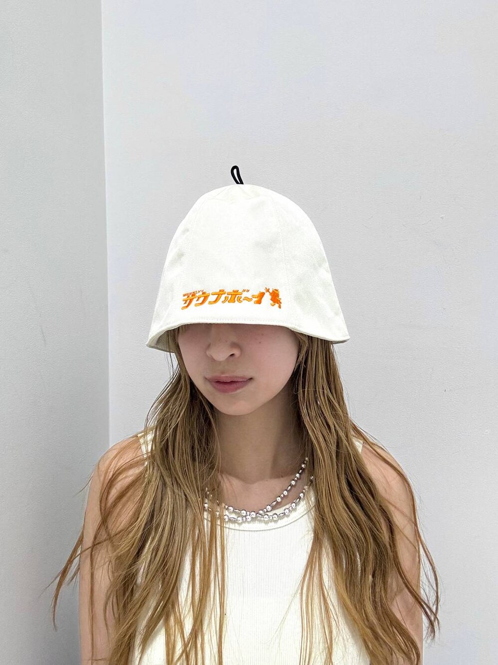 ホワイト系のハット、ブラック系のハットを着用したレディースの春コーディネートの2枚目の写真