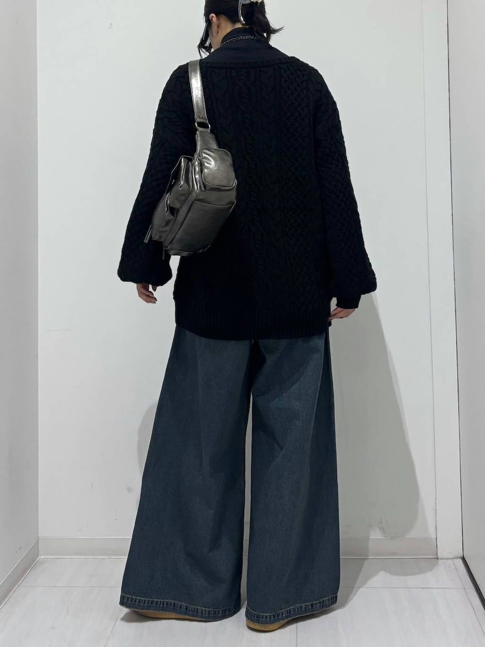 ブルー系のデニムパンツ、その他のショルダーバッグ、ブラック系のTシャツ/カットソーを着用したレディースの秋コーディネートの5枚目の写真