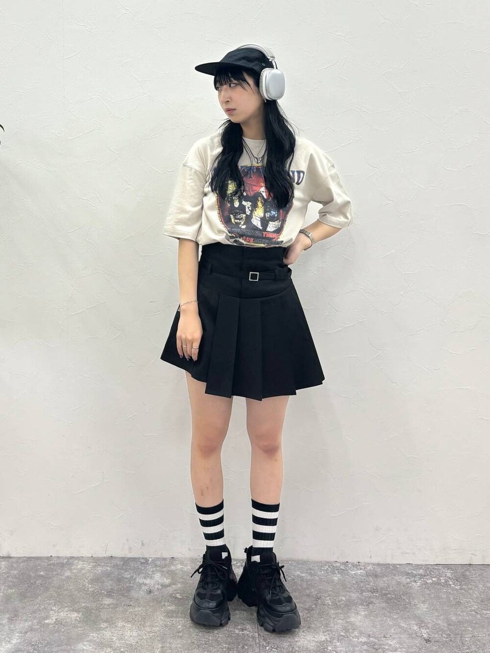 ブラック系のスニーカー、ブラック系のその他パンツ、ベージュ系のTシャツ/カットソーを着用したレディースの夏コーディネートの2枚目の写真