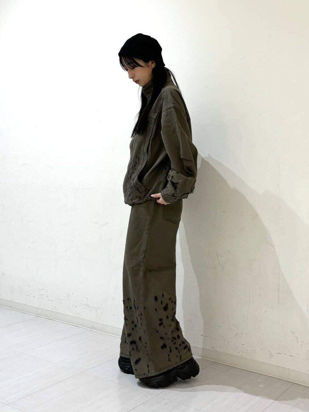 ブラック系のスニーカー、ブラック系のデニムジャケット、ブラック系のデニムパンツを着用したレディースの夏コーディネートの3枚目の写真