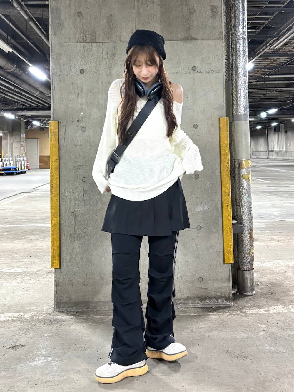 ホワイト系のキャミソール、ブラック系のショルダーバッグ、ブラック系のスカートを着用したレディースの春コーディネートの6枚目の写真