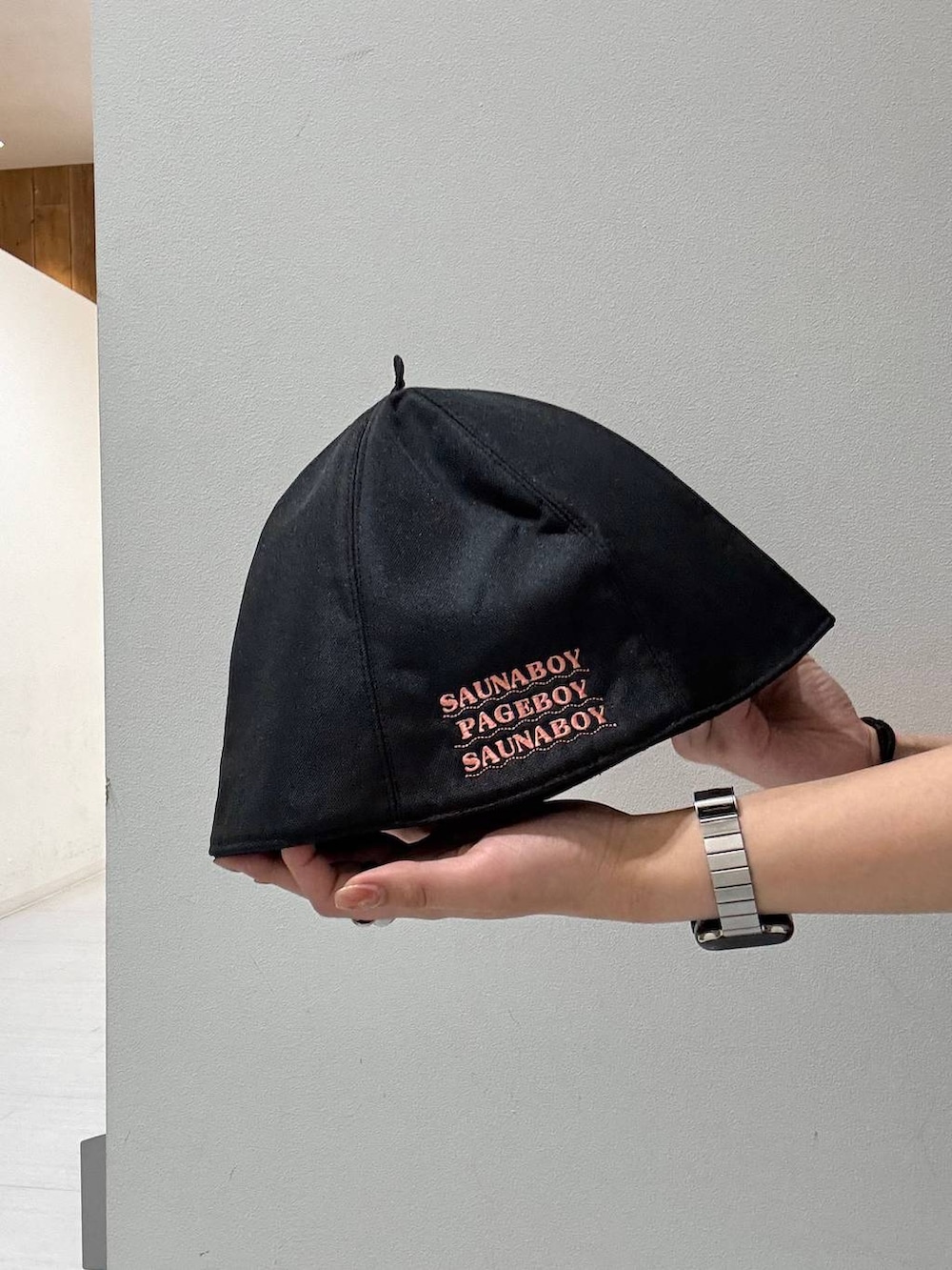 ホワイト系のハット、ブラック系のハットを着用したレディースの春コーディネートの6枚目の写真