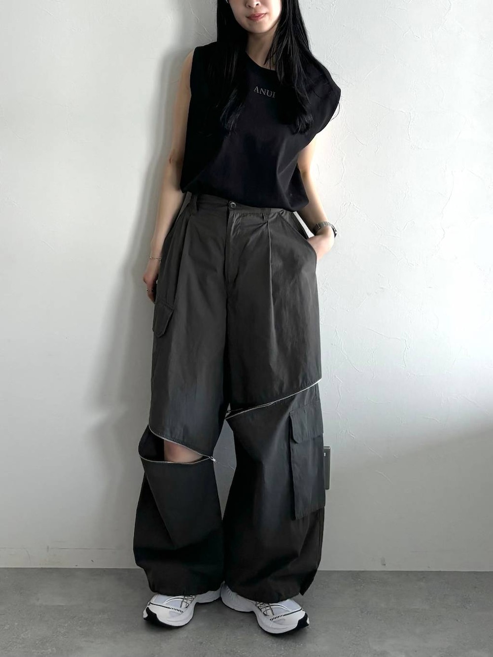 ブラック系のTシャツ/カットソー、グレー系のカーゴパンツを着用したレディースの春コーディネートの5枚目の写真