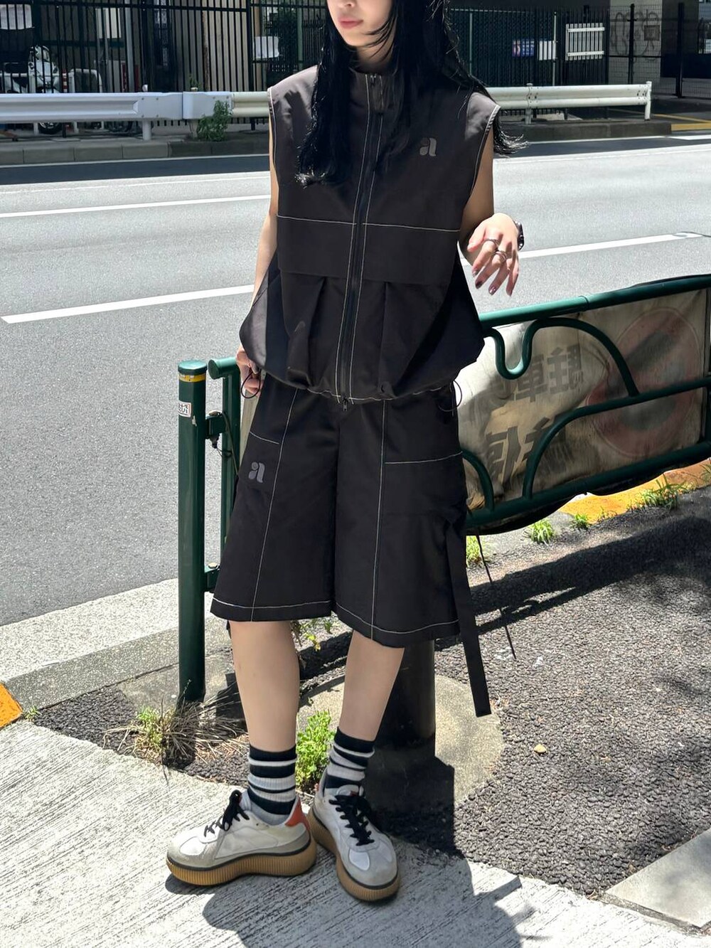 ブラック系のベスト、ブラック系のカーゴパンツを着用したレディースの夏コーディネートの2枚目の写真