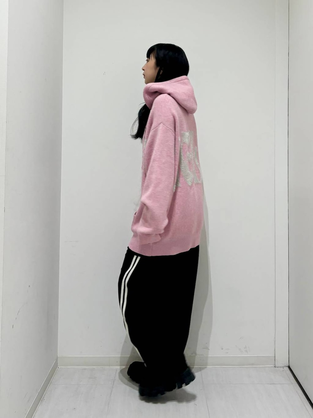 ブラック系のその他パンツ、ブラック系のブーツ、ピンク系のニット/セーターを着用したレディースの冬コーディネートの4枚目の写真