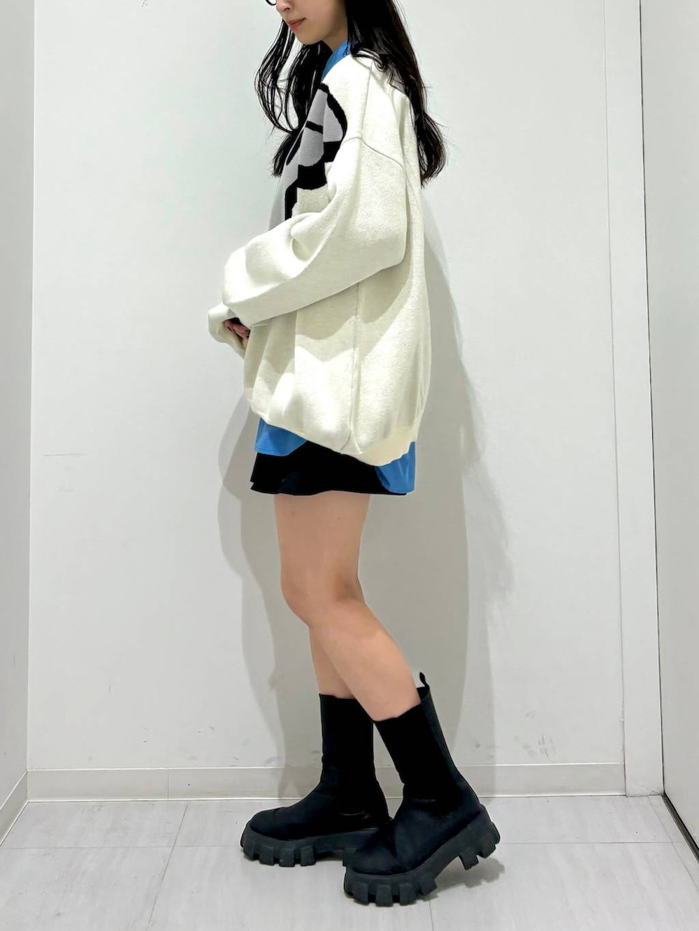 ブルー系のシャツ/ブラウス、ブラック系のブーツ、ブラック系のその他パンツを着用したレディースの冬コーディネートの3枚目の写真