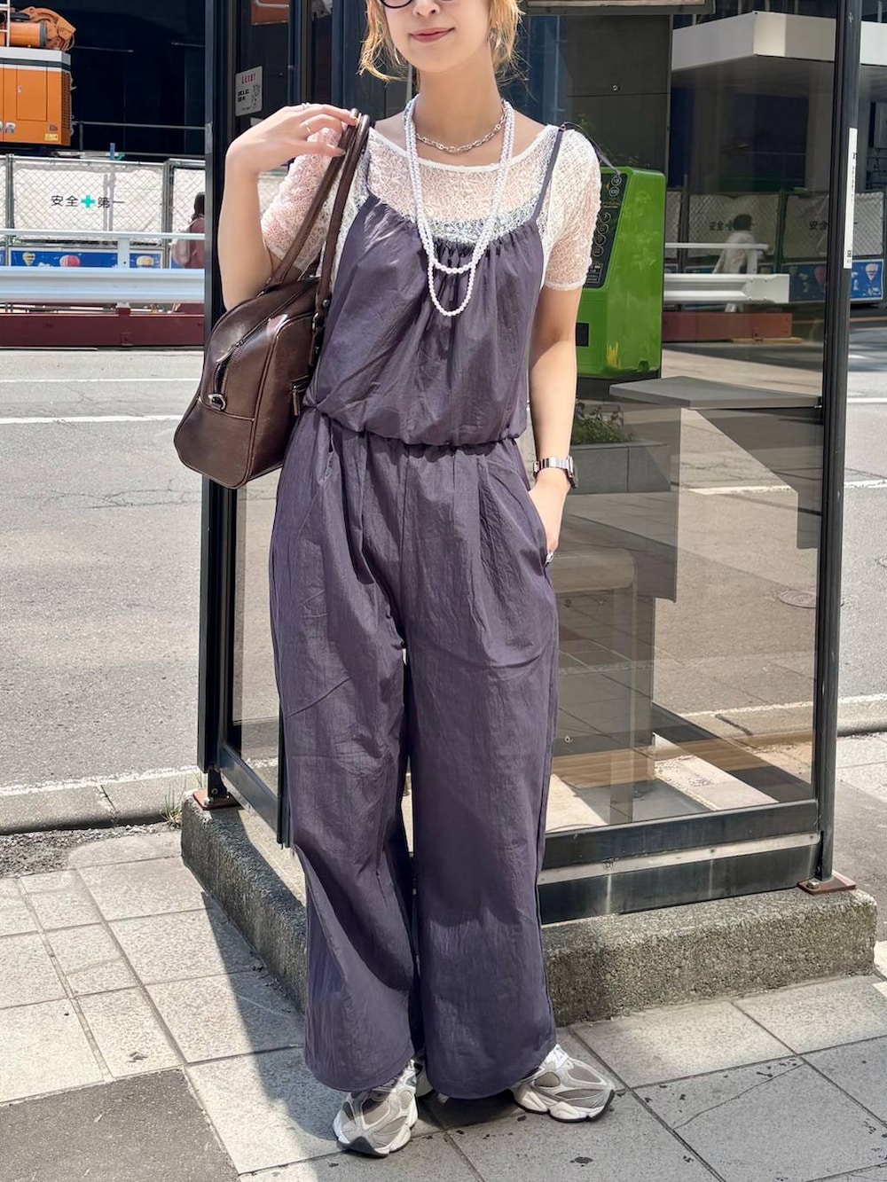 「高身長、体型カバー、着痩せ・細見え、春コーデ、モード、ストリート、カジュアル、PAGEBOY、PBLIM、骨格ウェーブ_PAGEBOY、エレガント_PAGEBOY、サロペット、オーバーサイズ、ボストンバッグ」｜「PBLIMの【PBLIM】2WAYボストンバッグ（ボストンバッグ、ブラウン系）」を使った、ロビンさん（レディース・169cm）の春コーディネートの2枚目の写真