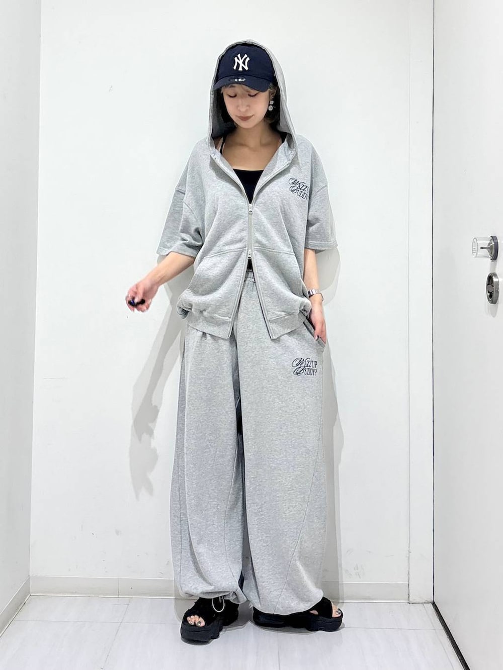 「高身長、体型カバー、着痩せ・細見え、春コーデ、モード、ストリート、カジュアル、PAGEBOY、PBLIM、骨格ウェーブ_PAGEBOY、エレガント_PAGEBOY、スウェット、スウェットパンツ、ユニセックス」｜「PAGEBOYの【NEWERA】9TWENTY（キャップ、ブルー系）」を使った、ロビンさん（レディース・169cm）の夏コーディネートの7枚目の写真