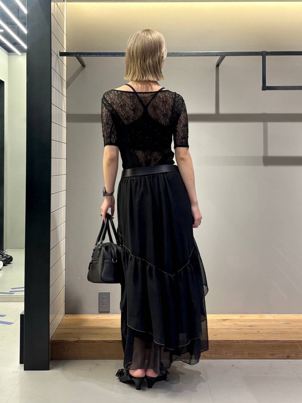 ブラック系のスカート、ブラック系のキャミソール、ブラック系のショルダーバッグを着用したレディースの夏コーディネートの4枚目の写真