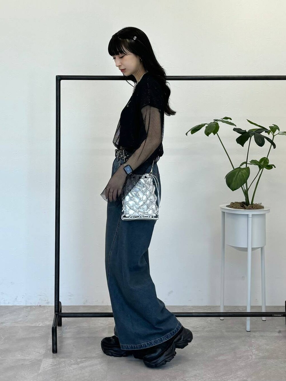 ブラック系のスニーカー、ブラック系のTシャツ/カットソー、ブラック系のTシャツ/カットソーを着用したレディースの春コーディネートの3枚目の写真