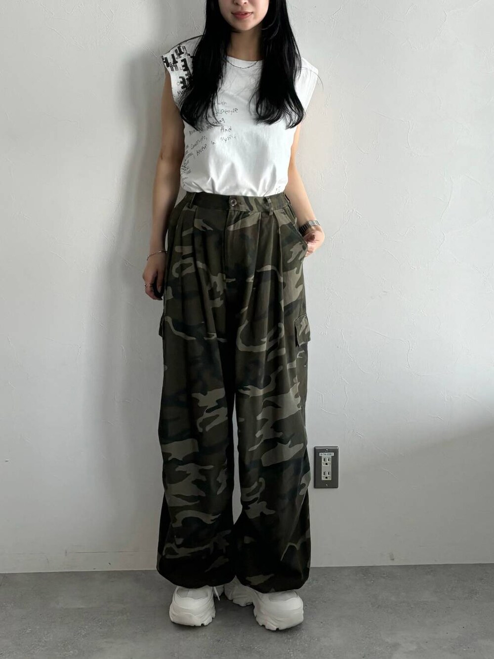 ホワイト系のスニーカー、ホワイト系のTシャツ/カットソー、グリーン系のカーゴパンツを着用したレディースの春コーディネートの2枚目の写真