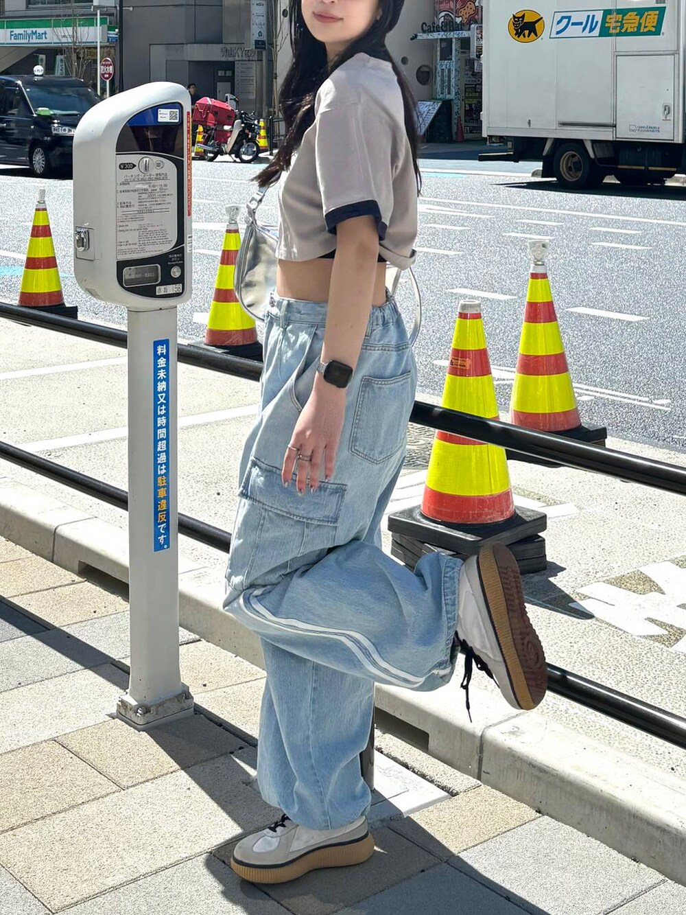 ブルー系のデニムパンツ、グレー系のTシャツ/カットソーを着用したレディースの春コーディネートの3枚目の写真