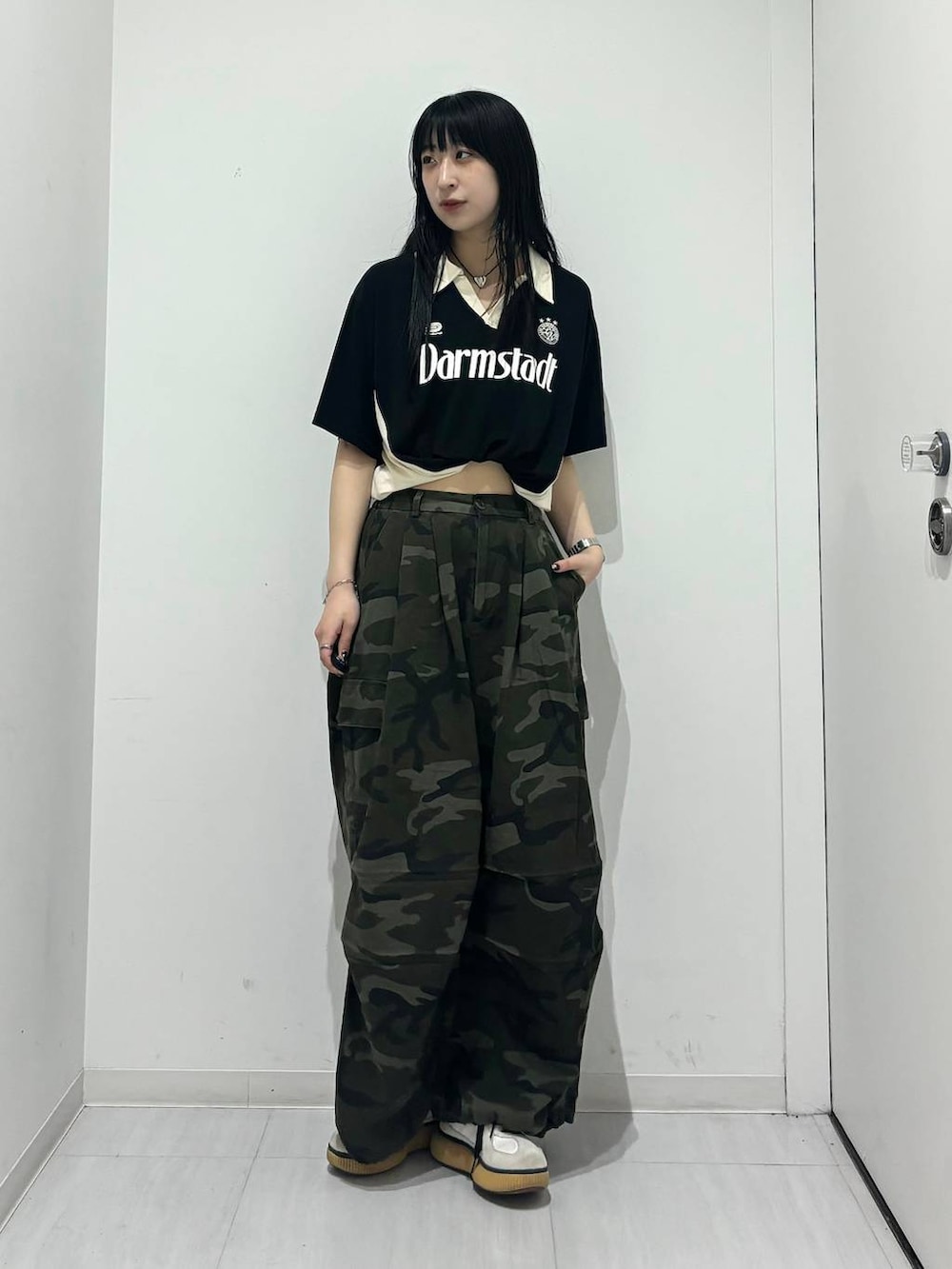 ブラック系のTシャツ/カットソー、グリーン系のカーゴパンツを着用したレディースの夏コーディネートの4枚目の写真