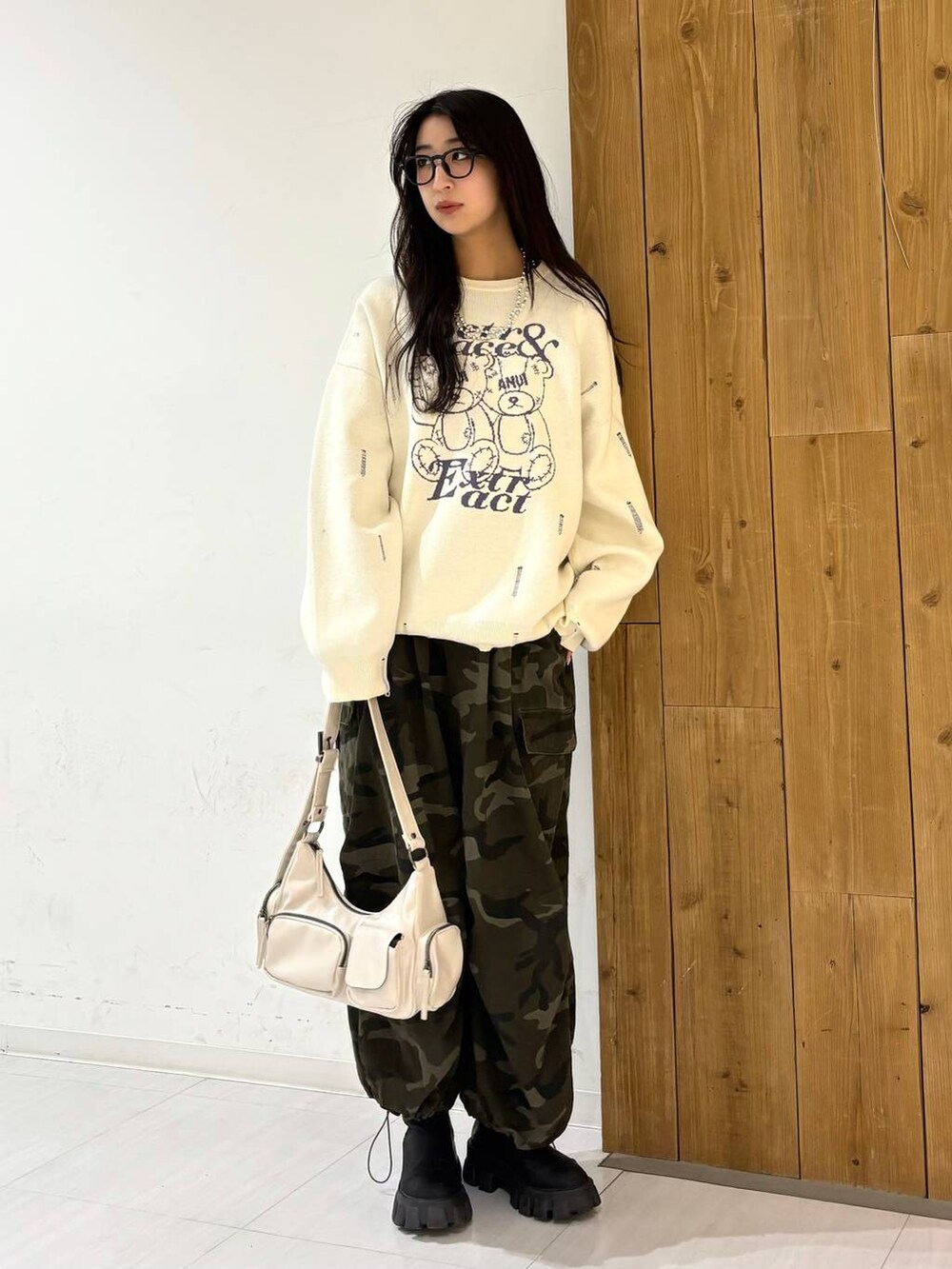 ホワイト系のショルダーバッグ、ホワイト系のニット/セーターを着用したレディースの冬コーディネートの5枚目の写真