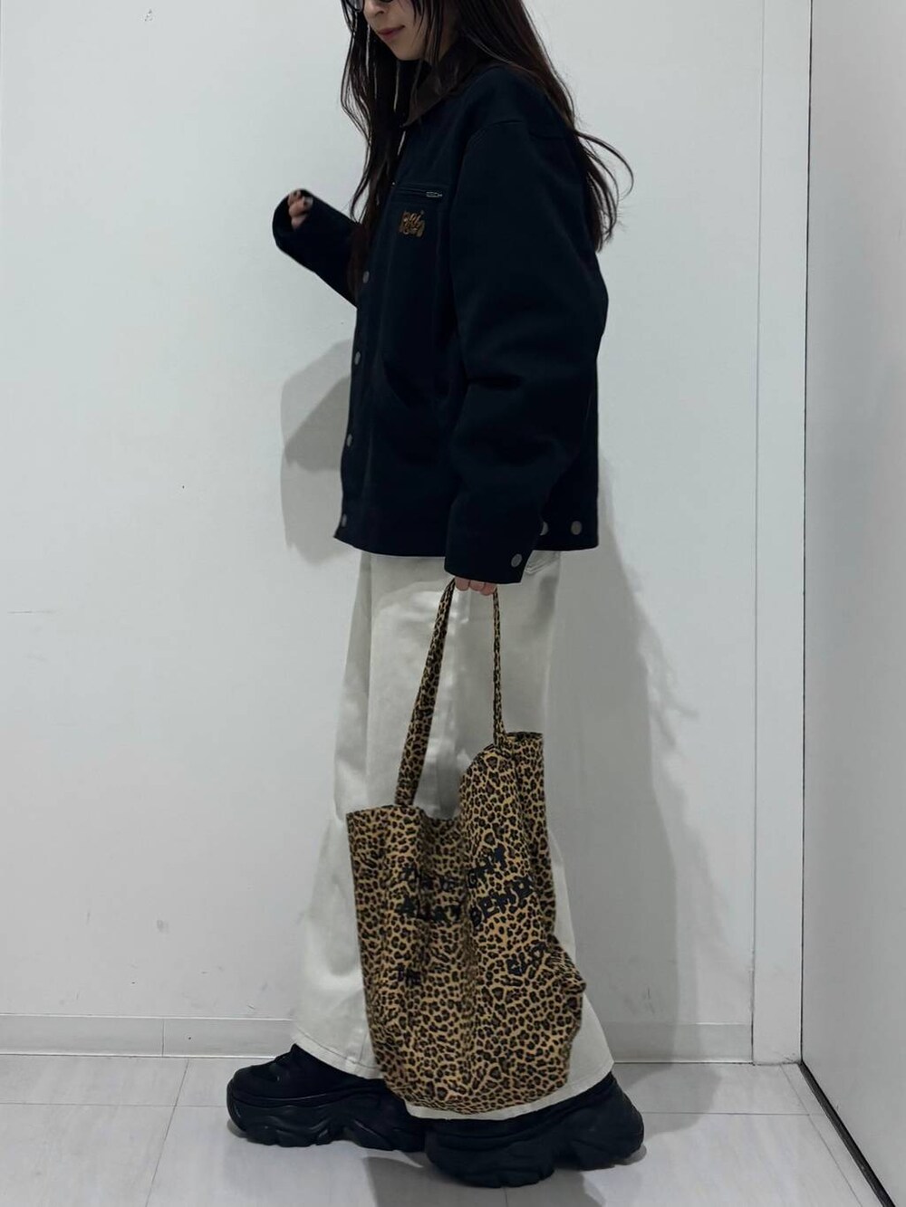 「高身長、体型カバー、着痩せ・細見え、春コーデ、モード、ストリート、カジュアル、PAGEBOY、PBLIM、骨格ウェーブ_PAGEBOY、エレガント_PAGEBOY、アウター、デニムパンツ、ワイドパンツ、スニーカー」｜「PAGEBOYのプラットチャンキースニーカー（スニーカー、ブラック系）」を使った、ロビンさん（レディース・169cm）の冬コーディネートの3枚目の写真
