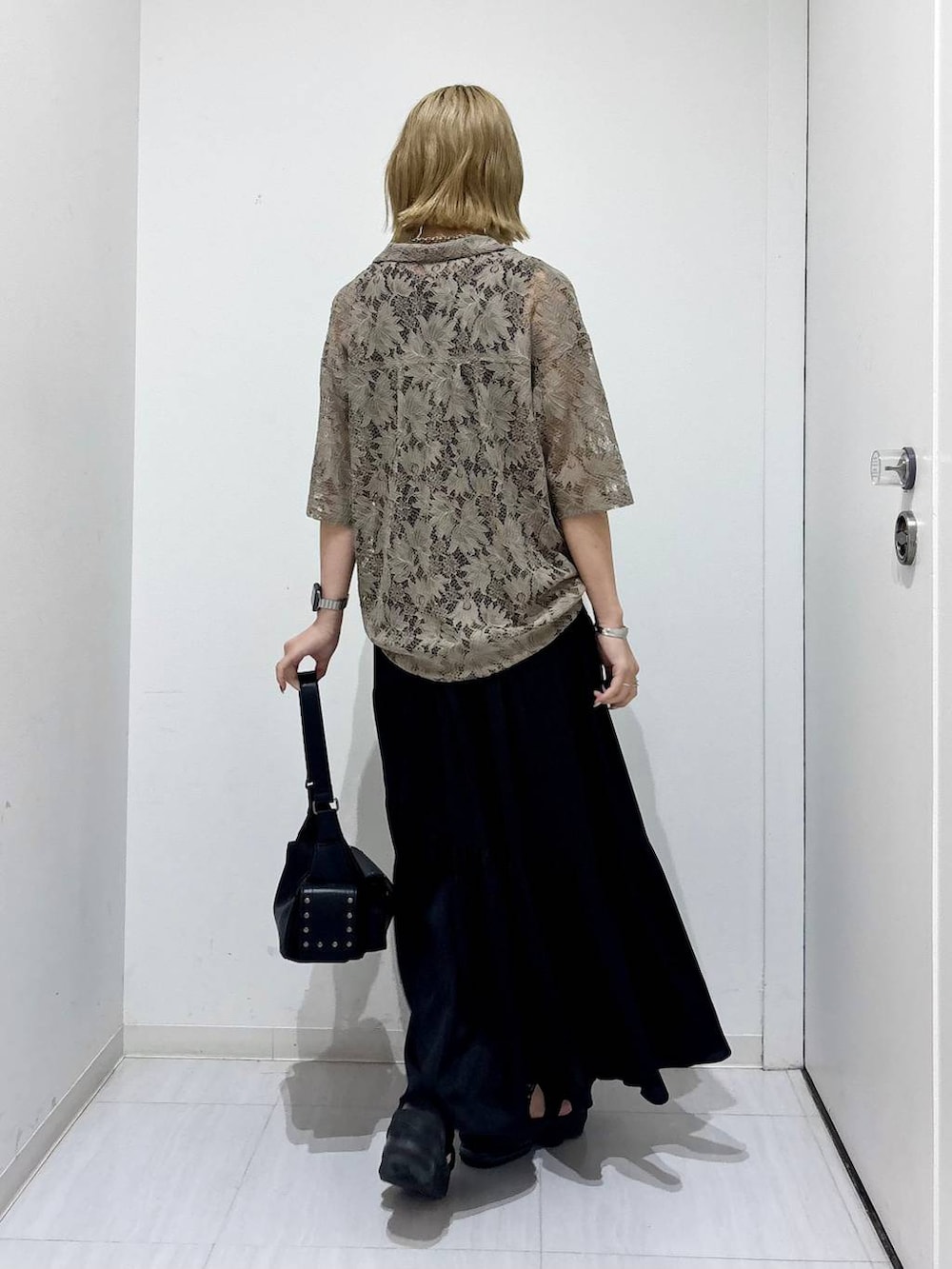 ブラウン系のシャツ/ブラウス、ブラック系のスカート、ブラック系のショルダーバッグを着用したレディースの夏コーディネートの4枚目の写真