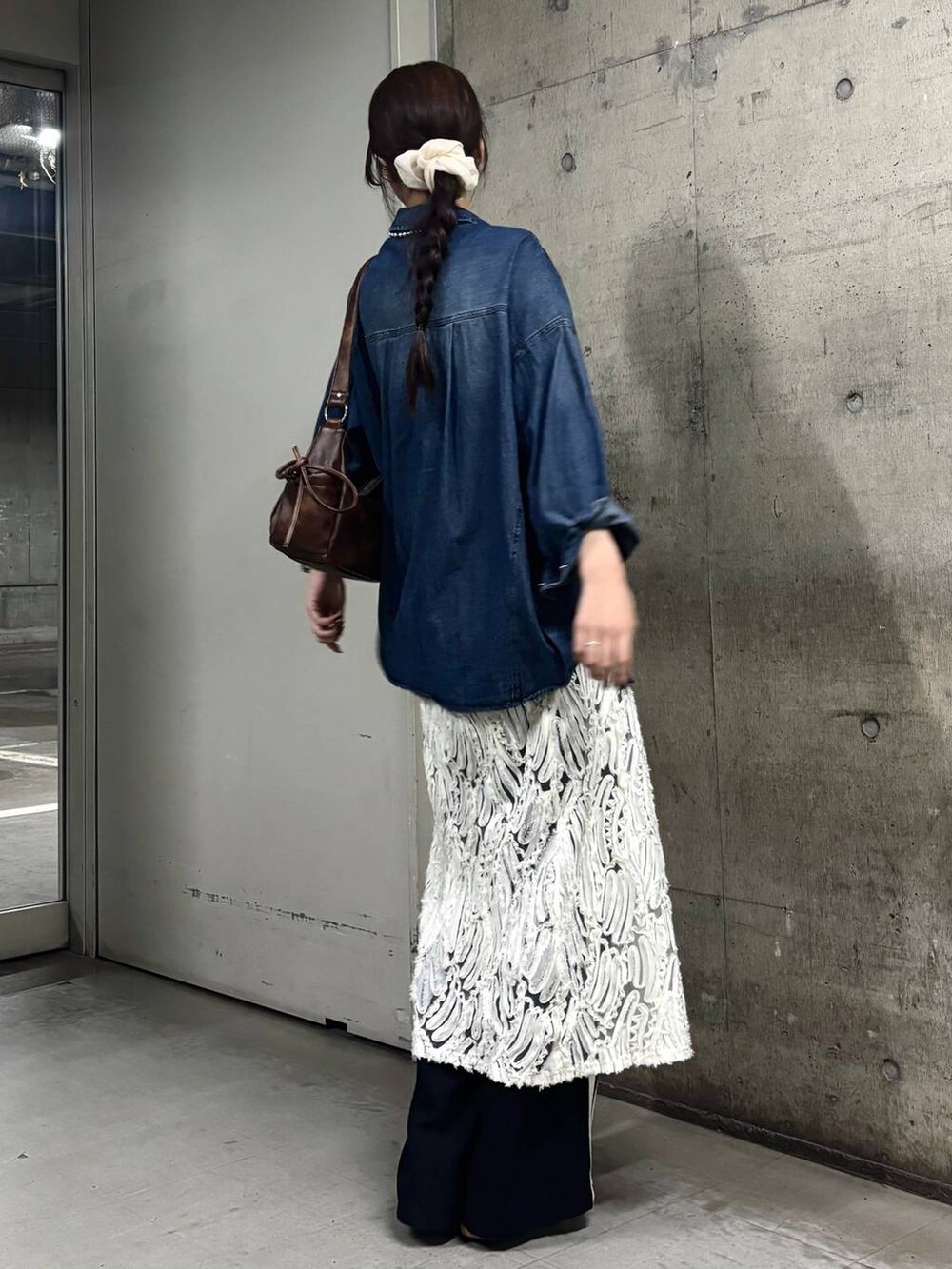 ブラウン系のショルダーバッグ、ホワイト系のワンピース、ブルー系のシャツ/ブラウスを着用したレディースの冬コーディネートの5枚目の写真