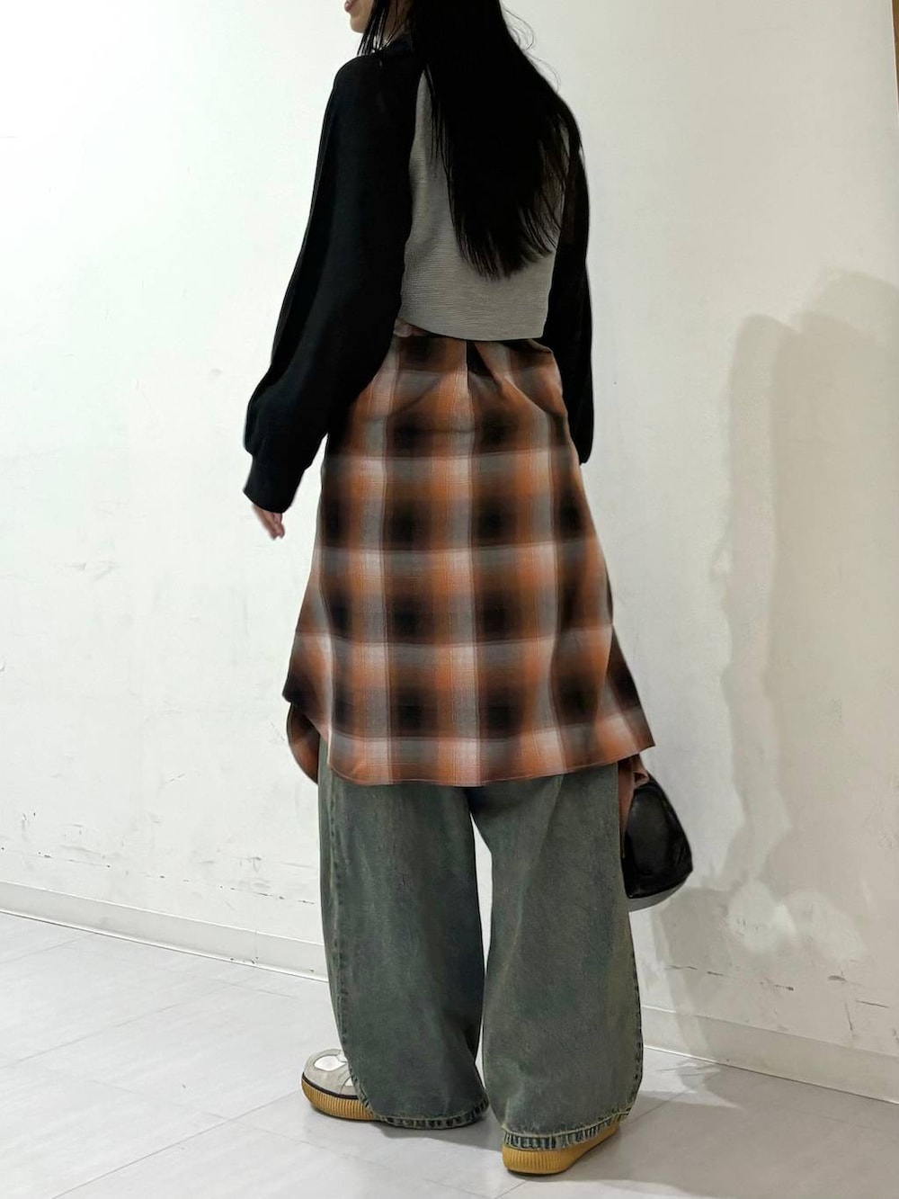 「シャツ、高身長、体型カバー、着痩せ・細見え、春コーデ、モード、ストリート、カジュアル、PAGEBOY、PBLIM、骨格ウェーブ_PAGEBOY、エレガント_PAGEBOY、チェック、デニムパンツ、ワイドパンツ」｜「PBLIMのPBLIM/ダメージデニム（デニムパンツ、ブルー系）」を使った、ロビンさん（レディース・169cm）の秋コーディネートの3枚目の写真