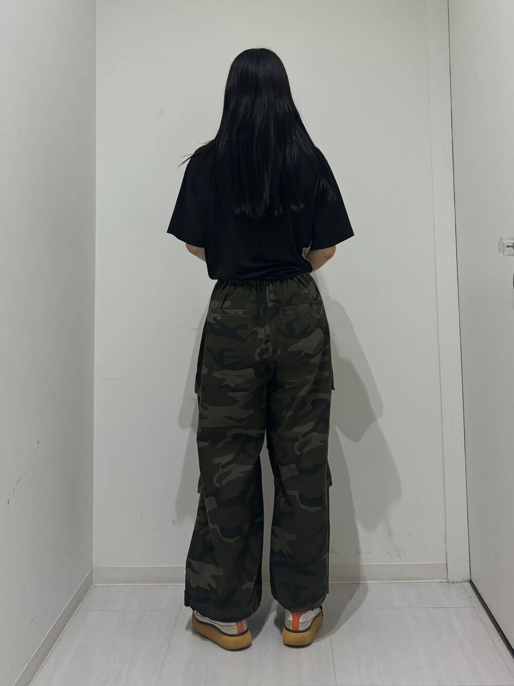 ブラック系のTシャツ/カットソー、グリーン系のカーゴパンツを着用したレディースの夏コーディネートの3枚目の写真