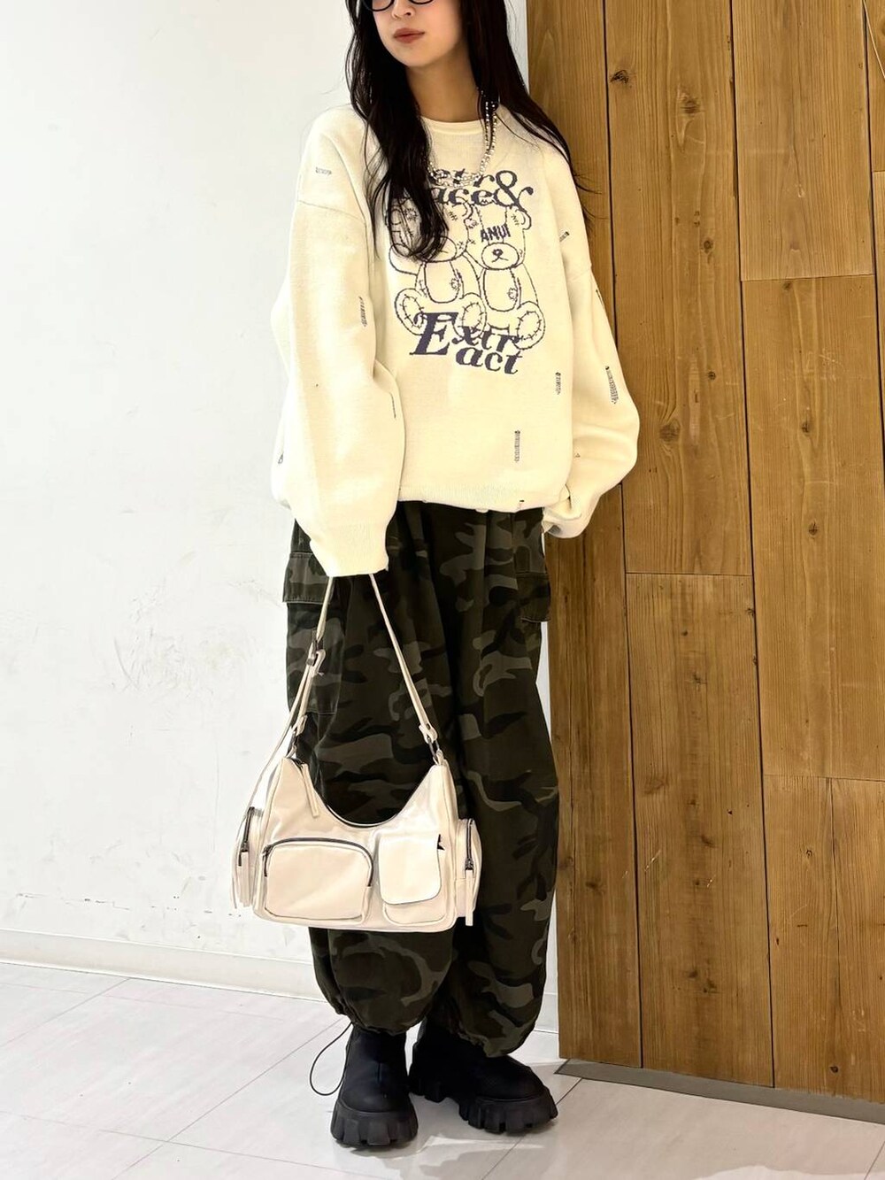 ホワイト系のショルダーバッグ、ホワイト系のニット/セーターを着用したレディースの冬コーディネートの2枚目の写真