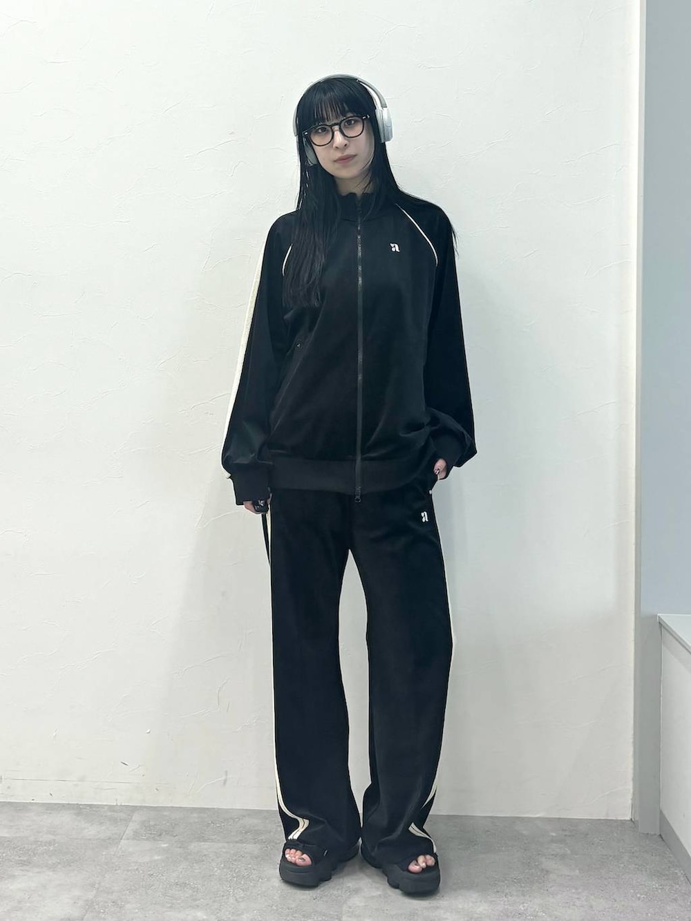 ブラック系のスウェットパンツ、ブラック系のジャージを着用したレディースの夏コーディネートの6枚目の写真