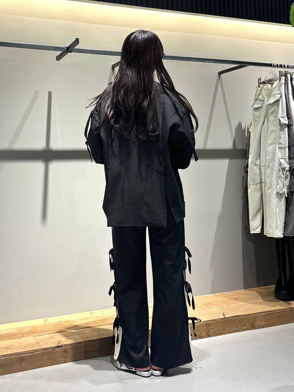 シルバー系のパンプス、ブラック系のその他パンツ、ブラック系のテーラードジャケットを着用したレディースの秋コーディネートの4枚目の写真
