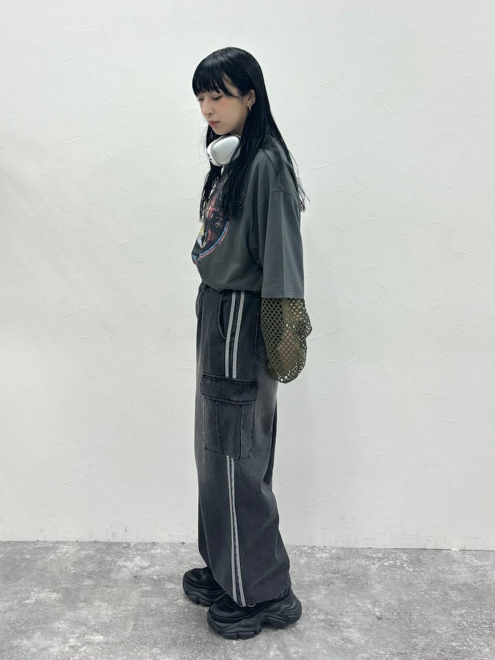 「高身長、体型カバー、着痩せ・細見え、春コーデ、モード、ストリート、カジュアル、PAGEBOY、PBLIM、骨格ウェーブ_PAGEBOY、エレガント_PAGEBOY、Tシャツ、レイヤードスタイル」｜「PAGEBOYのプラットチャンキースニーカー（スニーカー、ブラック系）」を使った、ロビンさん（レディース・169cm）の夏コーディネートの3枚目の写真