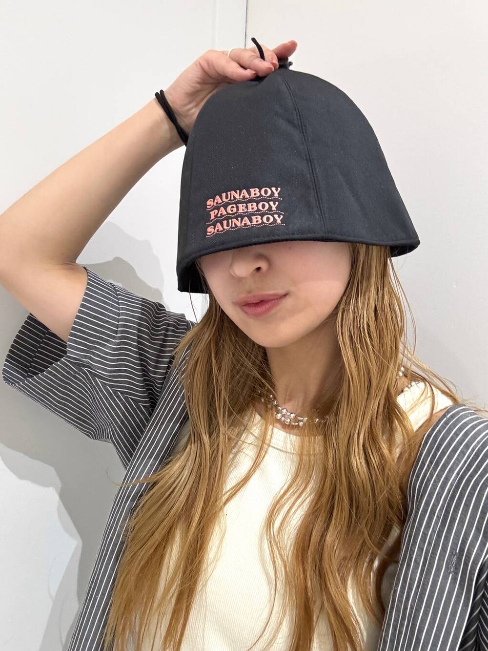 ホワイト系のハット、ブラック系のハットを着用したレディースの春コーディネートの5枚目の写真