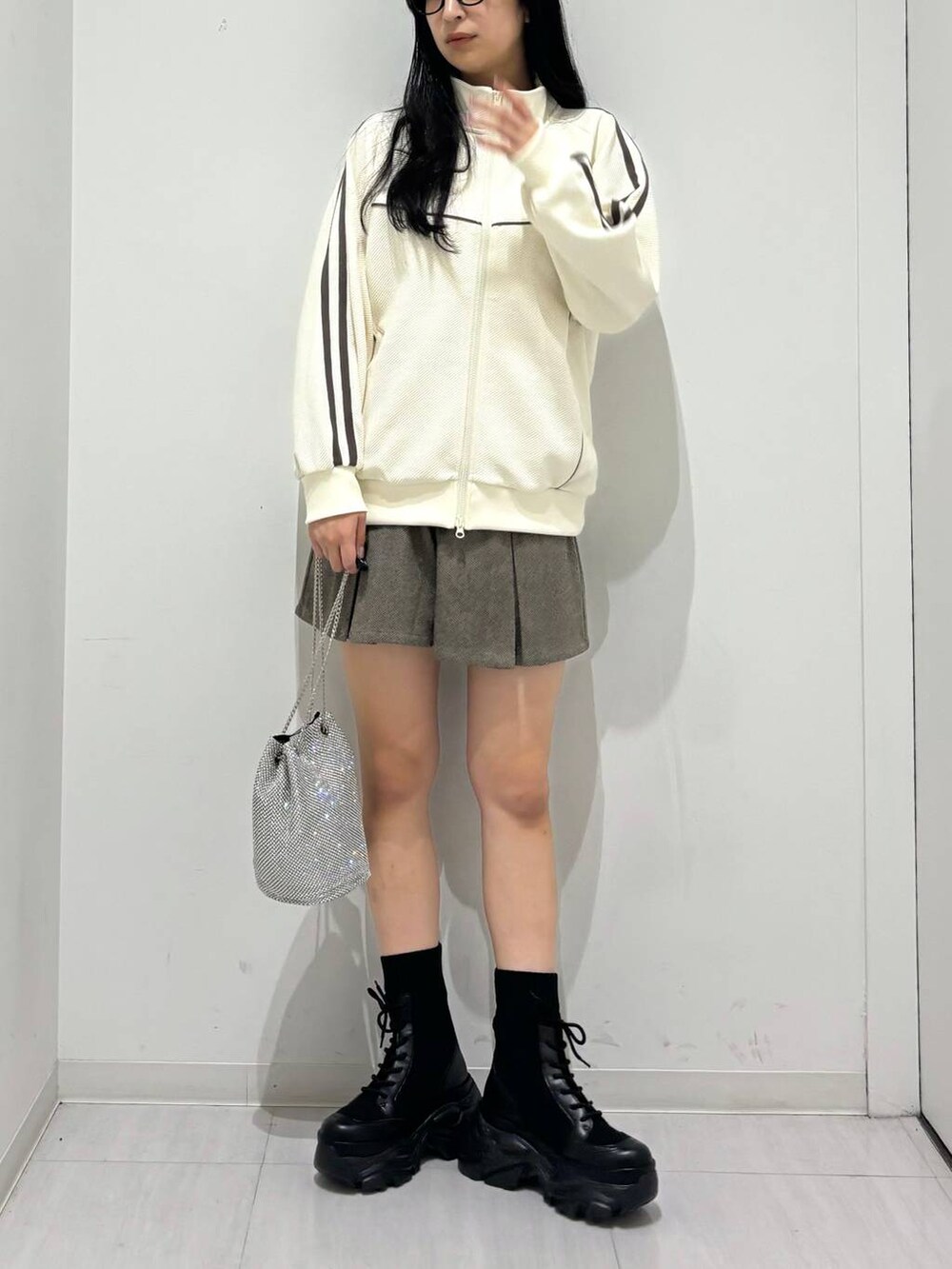 「高身長、体型カバー、着痩せ・細見え、春コーデ、モード、ストリート、カジュアル、PAGEBOY、骨格ウェーブ_PAGEBOY、エレガント_PAGEBOY、スウェット、ショートブーツ、厚底シューズ、秋コーデ」｜「PAGEBOYのレースアップソックスブーツ（ブーツ、ブラック系）」を使った、ロビンさん（レディース・169cm）の秋コーディネートの4枚目の写真