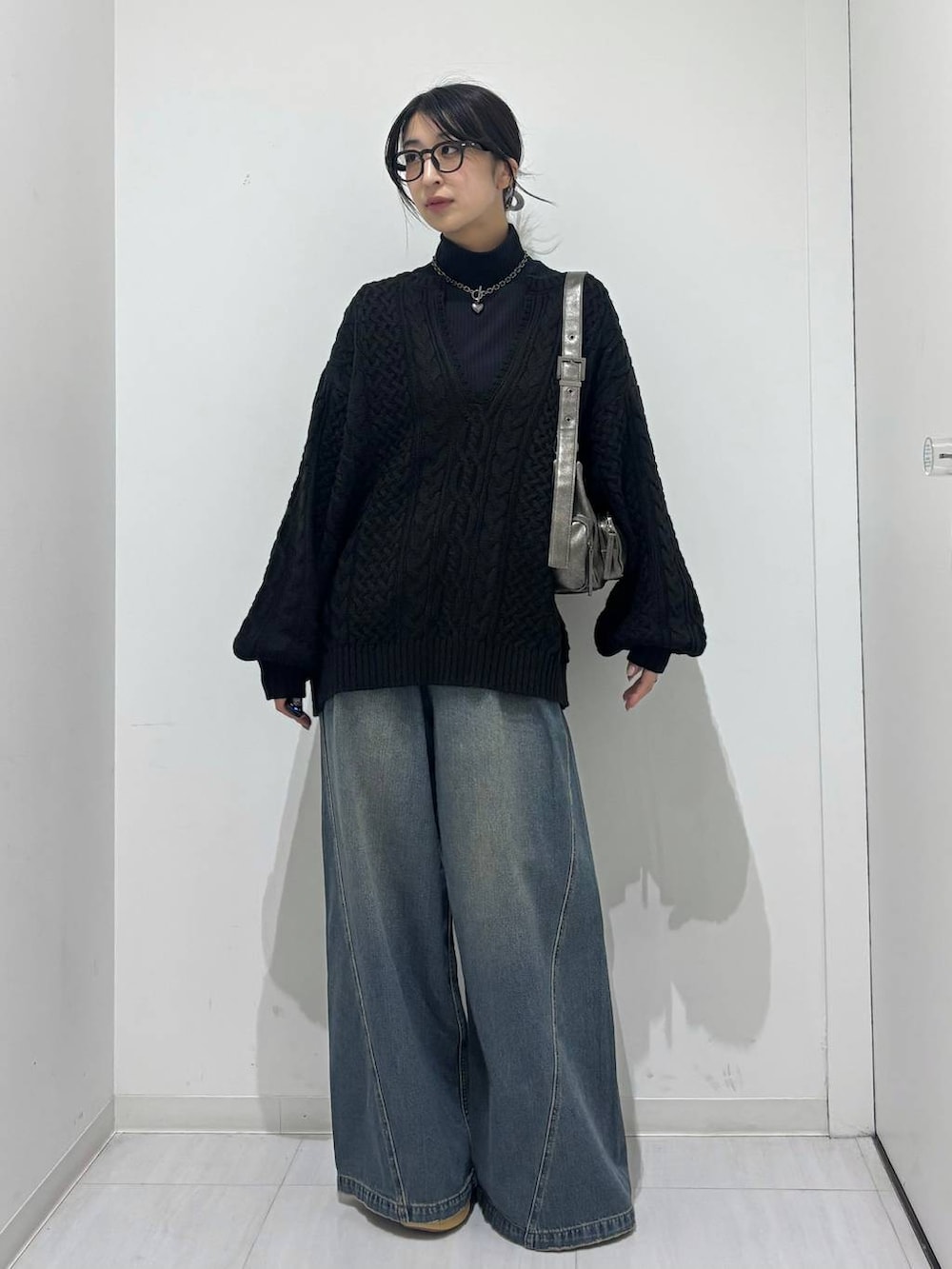 ブルー系のデニムパンツ、その他のショルダーバッグ、ブラック系のTシャツ/カットソーを着用したレディースの秋コーディネートの2枚目の写真