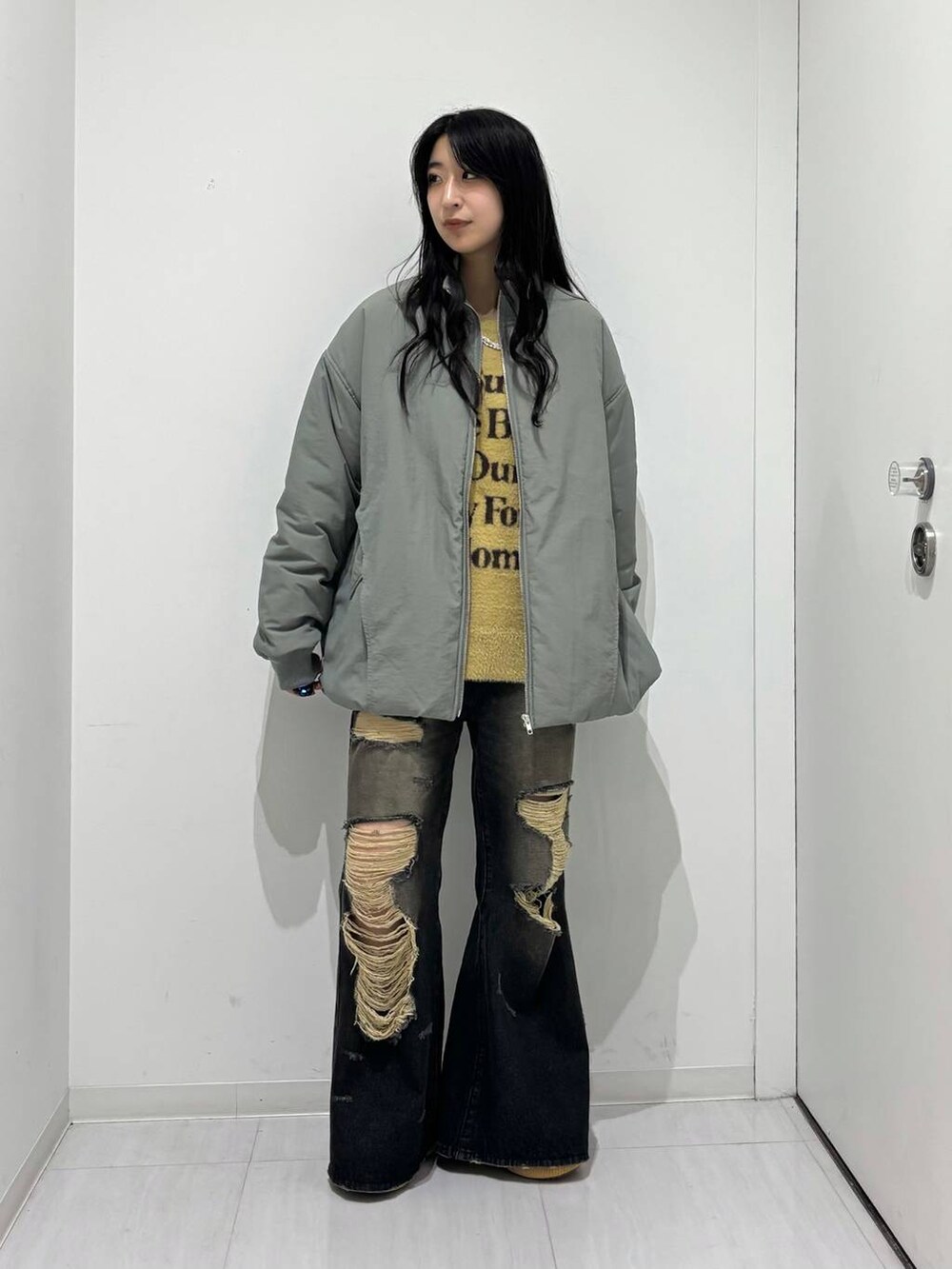 「高身長、体型カバー、着痩せ・細見え、春コーデ、モード、ストリート、カジュアル、PAGEBOY、PBLIM、骨格ウェーブ_PAGEBOY、エレガント_PAGEBOY、ブルゾン、アウター、MA-1、ニット」｜「PBLIMのPBLIM/シャギーメッセージニット（ニット/セーター、イエロー系）」を使った、ロビンさん（レディース・169cm）の秋コーディネートの4枚目の写真