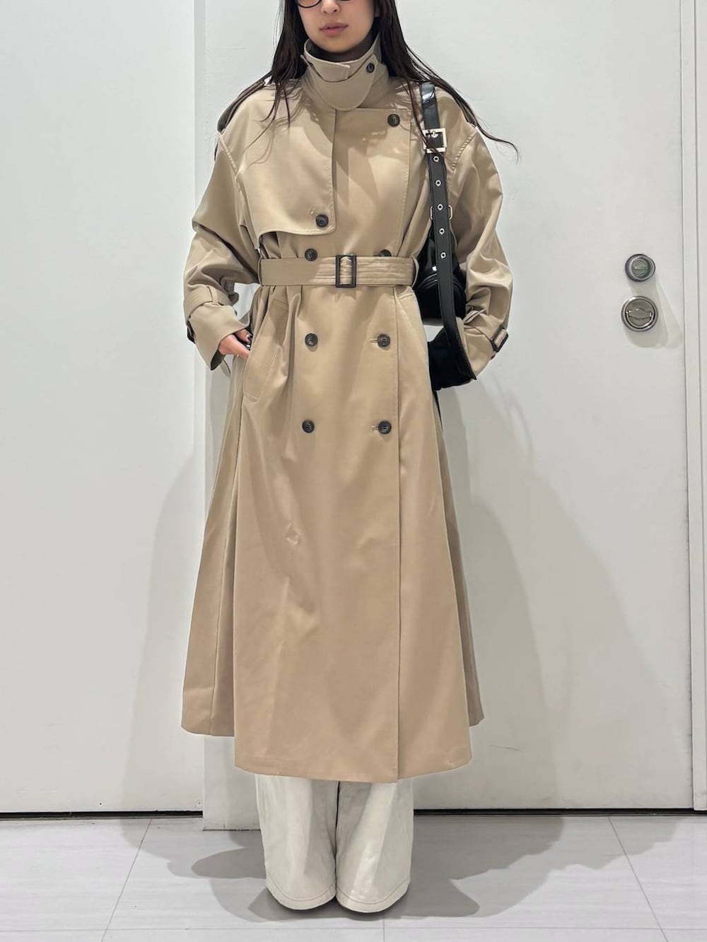 「高身長、トレンチコート、入学式・卒業式、春アウター、体型カバー、着痩せ・細見え、春コーデ、モード、ストリート、カジュアル、PAGEBOY、骨格ウェーブ_PAGEBOY、エレガント_PAGEBOY」｜「PAGEBOYのクラシックデニムパンツ（デニムパンツ、グレー系）」を使った、ロビンさん（レディース・169cm）の春コーディネートの3枚目の写真